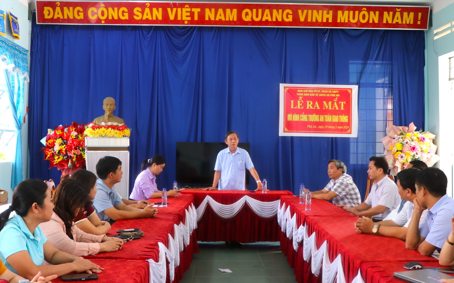 Trưởng Ban Tuyên giáo Tỉnh ủy Gia Lai Huỳnh Thế Mạnh trao đổi nắm bắt tình hình công tác chuẩn bị cơ sở vật chất, trường lớp với Ban giám hiệu Trường Tiểu học và THCS Phan Bội Châu (xã Phú An, huyện Đak Pơ). Ảnh: Ngọc Minh