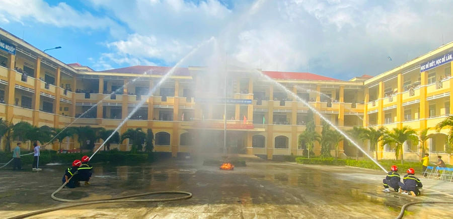 Quang cảnh buổi thực tập phương án chữa cháy và cứu nạn cứu hộ tại Trường THPT Dân tộc Nội trú Đông Gia Lai (thị xã An Khê). Ảnh: Ngọc Minh Quang cảnh buổi thực tập phương án chữa cháy và cứu nạn cứu hộ tại Trường THPT Dân tộc Nội trú Đông Gia Lai (thị xã An Khê). Ảnh: Ngọc Minh