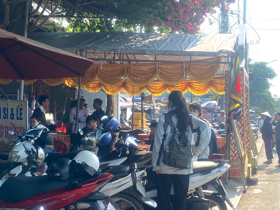 Bạn bè, người dân lối xóm đến chia buồn với gia đình. Ảnh: An Phát Bạn bè, người dân lối xóm đến chia buồn với gia đình. Ảnh: An Phát