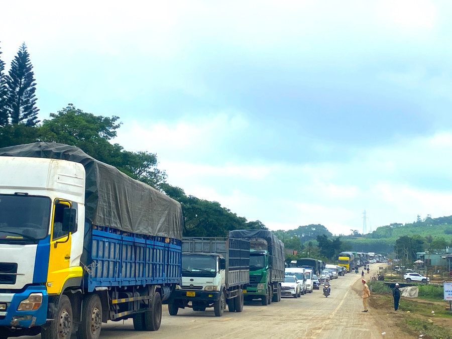 Tình trạng kẹt xe tại khu vực thôn Thượng An 1 (xã Song An, thị xã An Khê, tỉnh Gia Lai). Ảnh: Ngọc Minh Tình trạng kẹt xe tại khu vực thôn Thượng An 1 (xã Song An, thị xã An Khê, tỉnh Gia Lai). Ảnh: Ngọc Minh