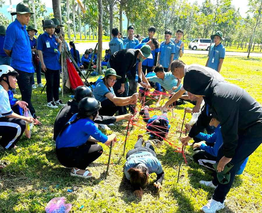 Thành viên các tiểu trại tham gia trò chơi lớn. Ảnh Minh Tâm Thành viên các tiểu trại tham gia trò chơi lớn. Ảnh Minh Tâm