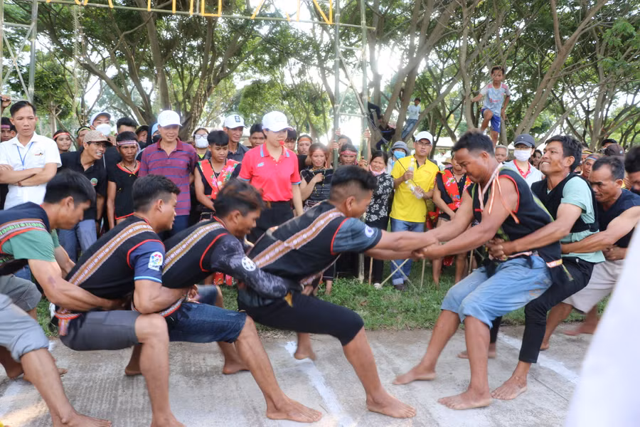 Ngày hội văn hóa-thể thao các dân tộc thiểu số huyện Đak Pơ lần thứ IV, năm 2023 thêm sôi động qua màn tranh tài của các đội ở môn kéo co. Ảnh Ngọc Minh