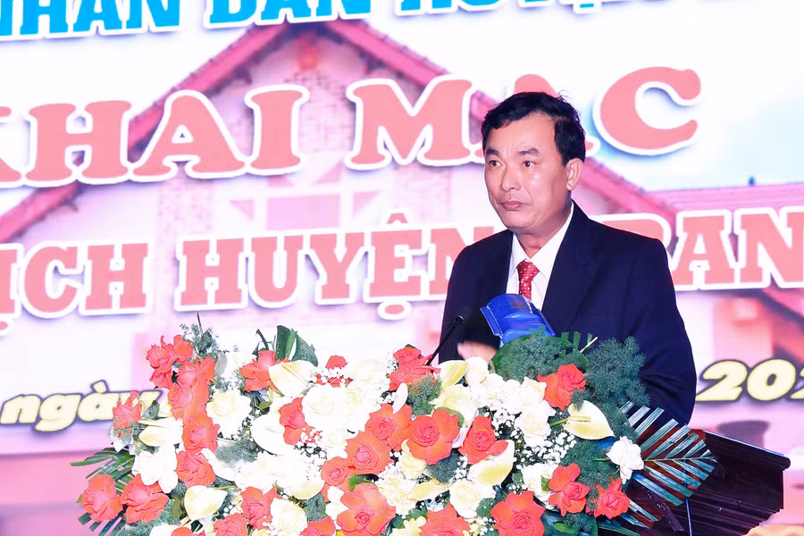 Phó Bí thư Huyện ủy, Chủ tịch UBND huyện Kbang phát biểu khai mạc Ngày hội Du lịch huyện Kbang năm 2024. Ảnh: Đức Thụy Phó Bí thư Huyện ủy, Chủ tịch UBND huyện Kbang phát biểu khai mạc Ngày hội Du lịch huyện Kbang năm 2024. Ảnh: Đức Thụy