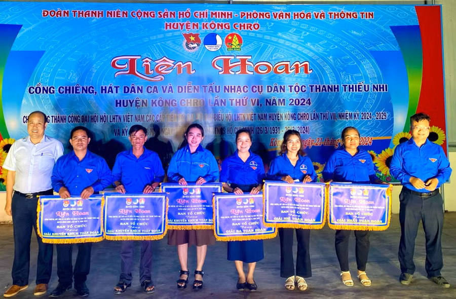 Đại diện Ban tổ chức trao giải thưởng cho các đội có thành tích cao tại Liên hoan cồng chiêng, hát dân ca, diễn tấu nhạc cụ dân tộc thanh-thiếu nhi huyện Kông Chro lần thứ VI năm 2024. Ảnh: Phương Liên Đại diện Ban tổ chức trao giải thưởng cho các đội có thành tích cao tại Liên hoan cồng chiêng, hát dân ca, diễn tấu nhạc cụ dân tộc thanh-thiếu nhi huyện Kông Chro lần thứ VI năm 2024. Ảnh: Phương Liên