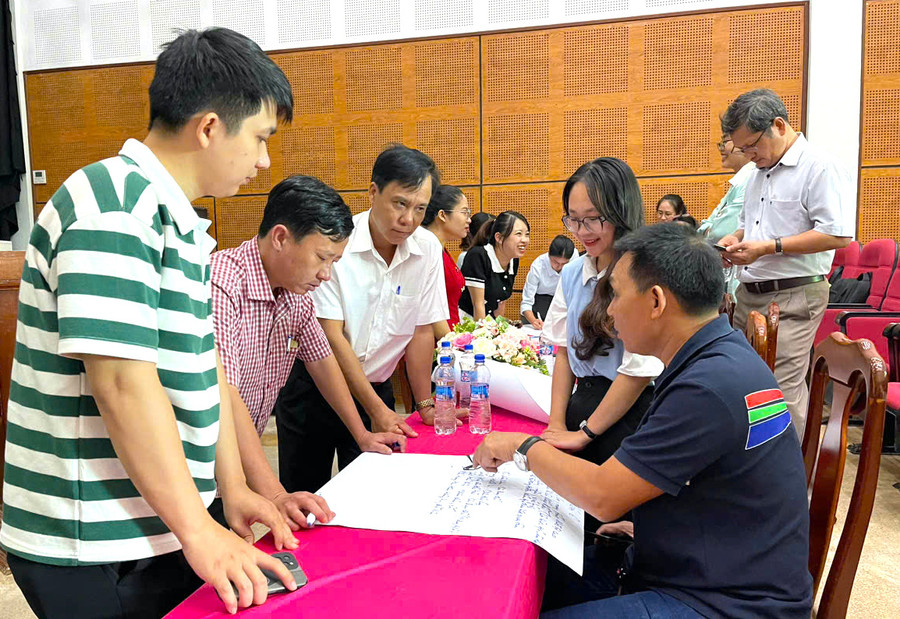 Các nhóm học viên thảo luận kỹ năng quay phim, sử dụng phần mềm hỗ trợ sản xuất phóng sự/video. Ảnh: Ngọc Minh