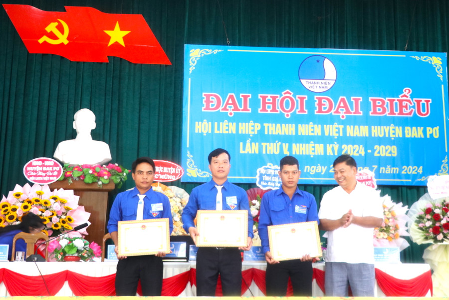 Đồng chí Nguyễn Trường (bìa phải)-Phó Bí thư Thường trực Huyện ủy Đak Pơ trao giấy khen cho các tập thể có thành tích xuất sắc trong công tác Hội và phong trào thanh niên nhiệm kỳ 2019-2024. Ảnh: Ngọc Minh Đồng chí Nguyễn Trường (bìa phải)-Phó Bí thư Thường trực Huyện ủy Đak Pơ trao giấy khen cho các tập thể có thành tích xuất sắc trong công tác Hội và phong trào thanh niên nhiệm kỳ 2019-2024. Ảnh: Ngọc Minh