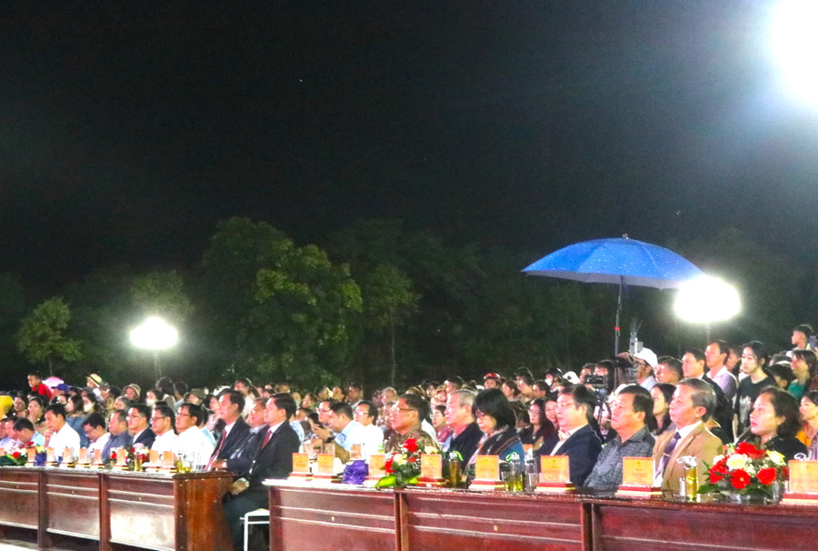 Các đại biểu cùng đông đảo người dân và du khách bốn phương tham dự lễ khai mạc Ngày hội Du lịch huyện Kbang năm 2024. Ảnh: Ngọc Minh Các đại biểu cùng đông đảo người dân và du khách bốn phương tham dự lễ khai mạc Ngày hội Du lịch huyện Kbang năm 2024. Ảnh: Ngọc Minh