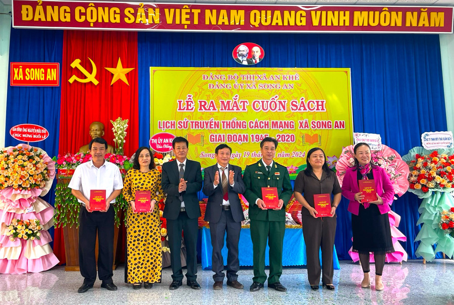Lãnh đạo Đảng ủy xã Song An, thị xã An Khê tặng sách lịch sử cho đại biểu tham dự. Ảnh: Ngọc Minh