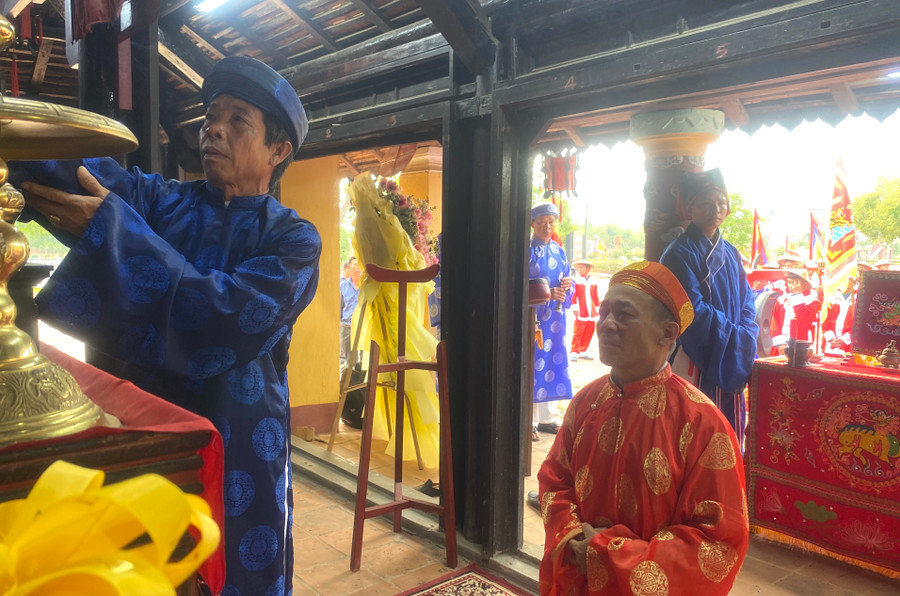 Theo phong tục, sáng mùng 9-2 âm lịch, Ban Nghi lễ đình An Khê tổ chức cúng cáo thần linh xin phép rước sắc thần từ An Khê trường vào An Khê đình. Ảnh: Ngọc Minh