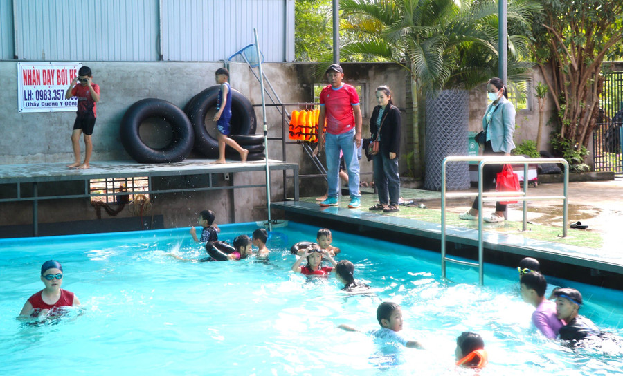 Nhiều gia đình ở thị trấn Đak Pơ (huyện Đak Pơ) đăng ký cho con em tham gia học bơi trong dịp hè. Ảnh: Ngọc Minh