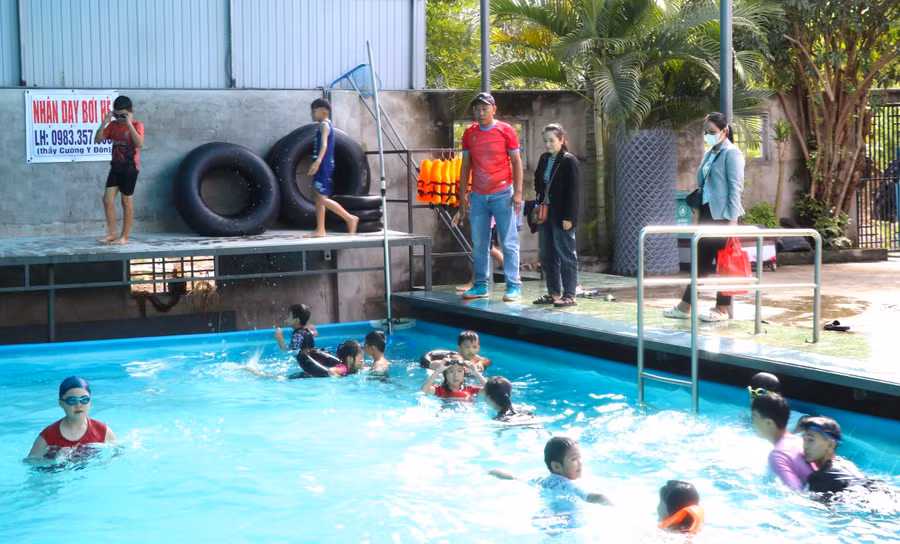 Nhiều gia đình ở thị trấn Đak Pơ (huyện Đak Pơ) đăng ký cho con em tham gia học bơi trong dịp hè. Ảnh: Ngọc Minh