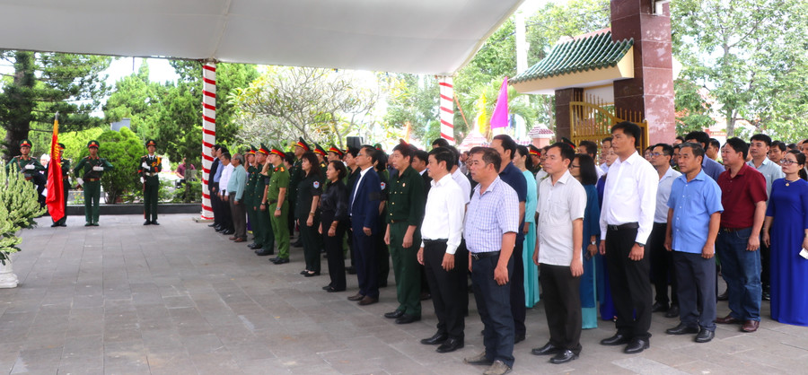 Các đại biểu dự lễ truy điệu và an táng 5 hài cốt liệt sĩ hy sinh trong kháng chiến chống Mỹ cứu nước tại Nghĩa trang Liệt sĩ thị xã An Khê. Ảnh: Ngọc Minh Các đại biểu dự lễ truy điệu và an táng 5 hài cốt liệt sĩ hy sinh trong kháng chiến chống Mỹ cứu nước tại Nghĩa trang Liệt sĩ thị xã An Khê. Ảnh: Ngọc Minh