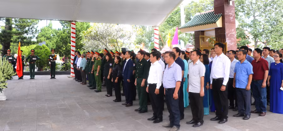 Các đại biểu dự lễ truy điệu và an táng 5 hài cốt liệt sĩ hy sinh trong kháng chiến chống Mỹ cứu nước tại Nghĩa trang Liệt sĩ thị xã An Khê. Ảnh: Ngọc Minh