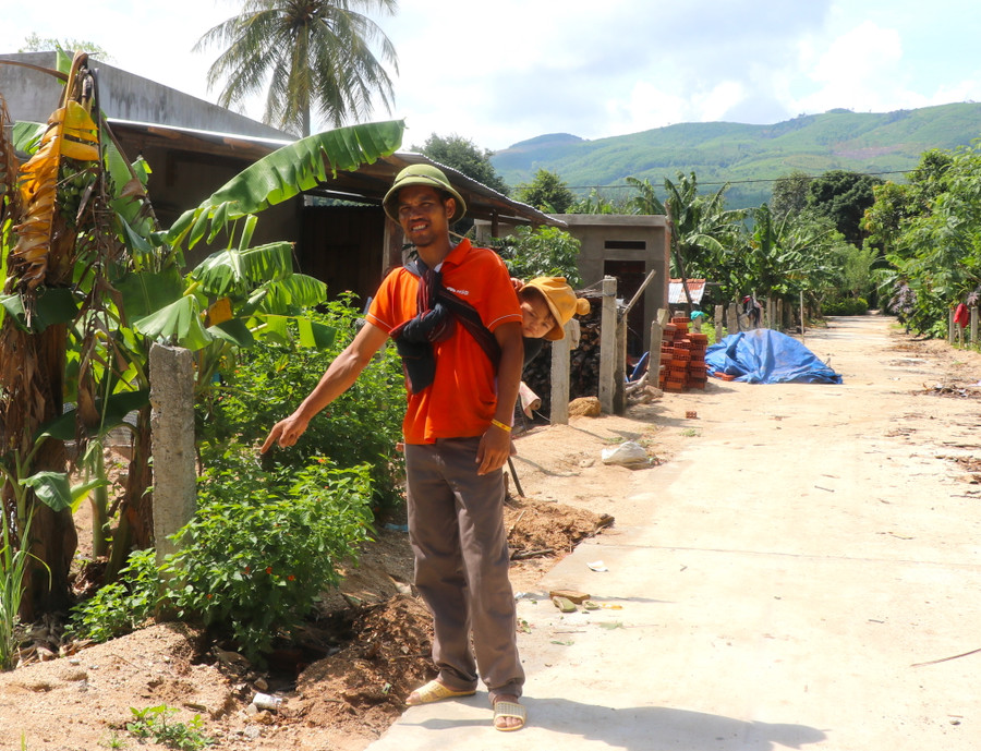 Gia đình Đinh Văn Đang (làng Đê Chơ Gang, xã Phú An, huyện Đak Pơ) đã chủ động dỡ hàng rào dài 50m lùi sâu vào bên trong vườn 1m và đóng góp 500 ngàn đồng chung tay xây dựng đường giao thông nông thôn sạch-đẹp. Ảnh: Ngọc Minh