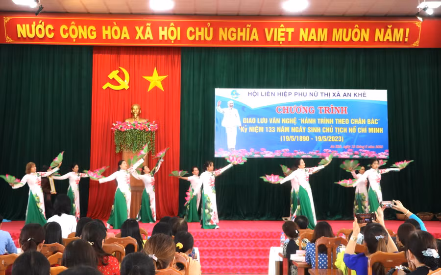 Các tiết mục văn nghệ do hội viên phụ nữ thị xã An Khê biểu diễn. Ảnh: Ngọc Minh