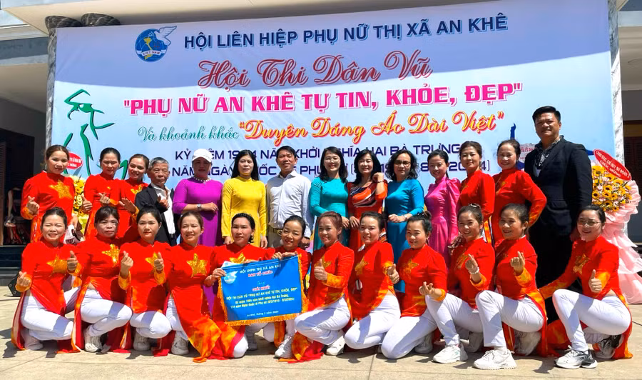 Đại diện Ban tổ chức chụp hình cùng đội thi phường An Bình đạt giải nhất hội thi. Ảnh: Ngọc Minh