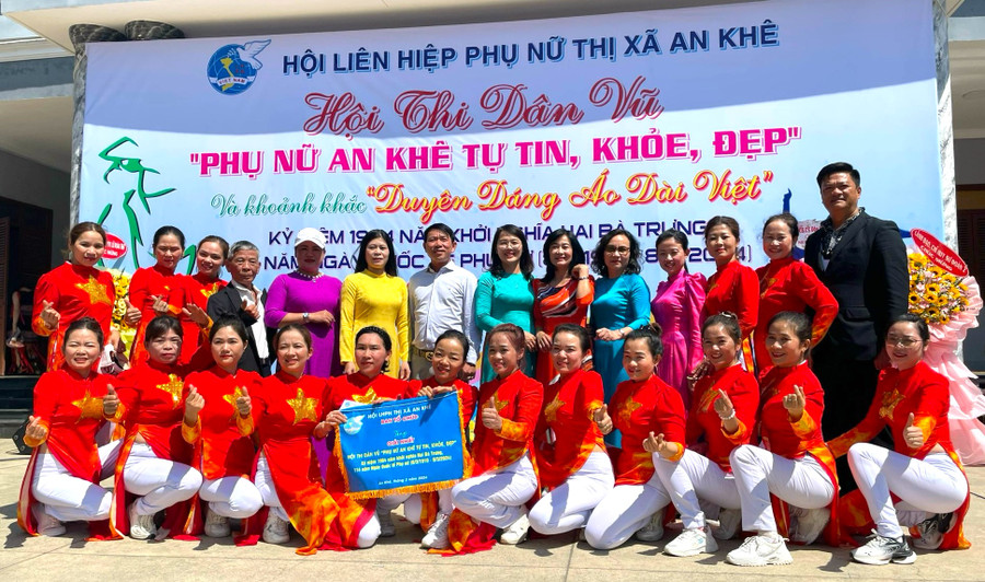 Đại diện Ban tổ chức chụp hình cùng đội thi phường An Bình đạt giải nhất hội thi. Ảnh: Ngọc Minh Đại diện Ban tổ chức chụp hình cùng đội thi phường An Bình đạt giải nhất hội thi. Ảnh: Ngọc Minh