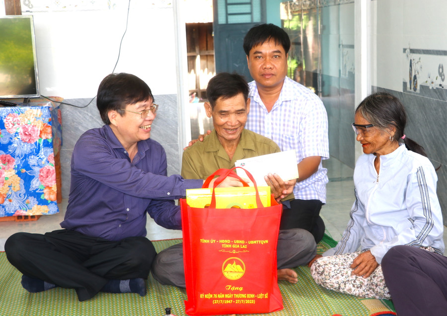 Trưởng ban Tổ chức Tỉnh ủy Huỳnh Quang Thái (bìa trái) cùng Thường trực Thị ủy An Khê thăm, tặng quà gia đình chính sách, người có công trên địa bàn thị xã An Khê. Ảnh: Ngọc Minh Trưởng ban Tổ chức Tỉnh ủy Huỳnh Quang Thái (bìa trái) cùng Thường trực Thị ủy An Khê thăm, tặng quà gia đình chính sách, người có công trên địa bàn thị xã An Khê. Ảnh: Ngọc Minh