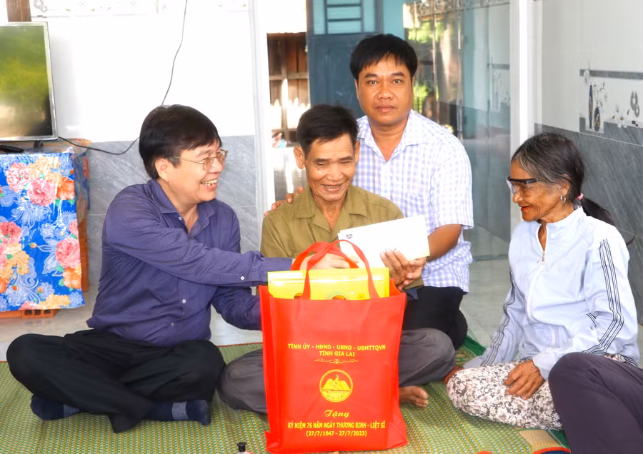 Trưởng ban Tổ chức Tỉnh ủy Huỳnh Quang Thái (bìa trái) cùng Thường trực Thị ủy An Khê thăm, tặng quà gia đình chính sách, người có công trên địa bàn thị xã An Khê. Ảnh: Ngọc Minh