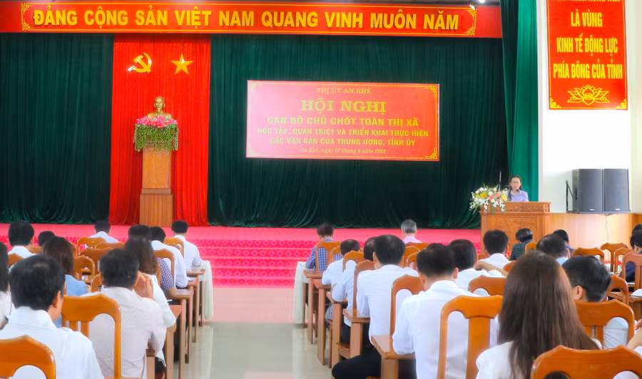 Quang cảnh hội nghị cán bộ chủ chốt thị xã An Khê học tập, quán triệt các văn bản cấp trên. Ảnh: Ngọc Minh