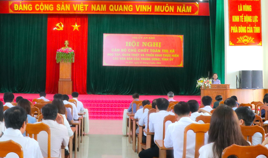 Quang cảnh hội nghị cán bộ chủ chốt thị xã An Khê học tập, quán triệt các văn bản cấp trên. Ảnh: Ngọc Minh Quang cảnh hội nghị cán bộ chủ chốt thị xã An Khê học tập, quán triệt các văn bản cấp trên. Ảnh: Ngọc Minh