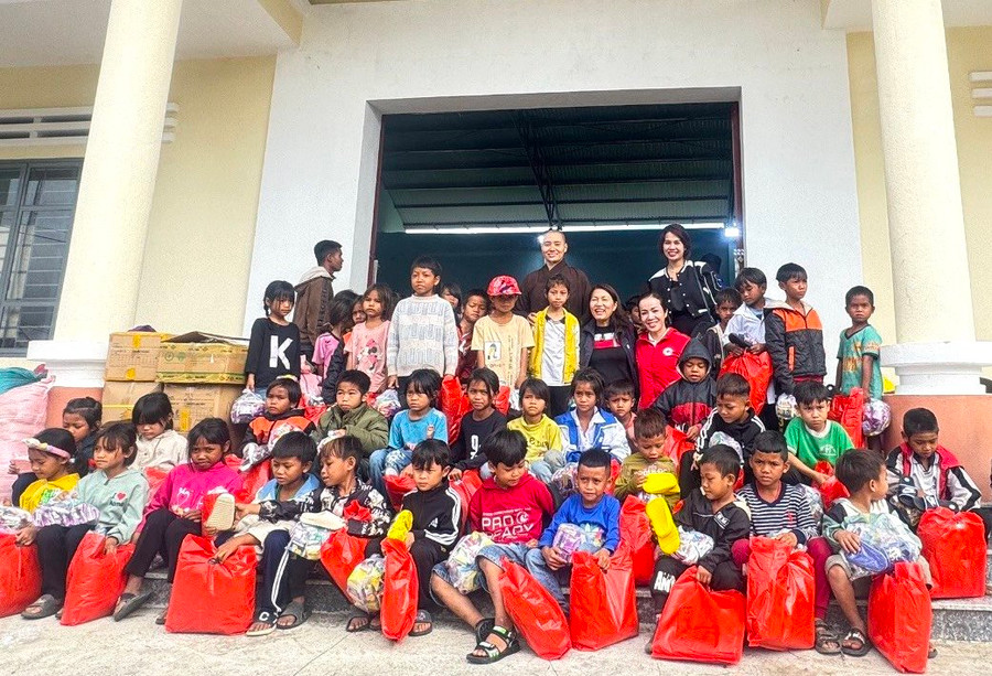 Hội Chữ thập đỏ huyện Kông Chro phối hợp với nhóm thiện nguyện tặng quà học sinh Trường phổ thông Dân tộc bán trú Tiểu học và THCS Đăk Kơ Ning (xã Đak Kơ Ning). Ảnh: Xuân Trúc