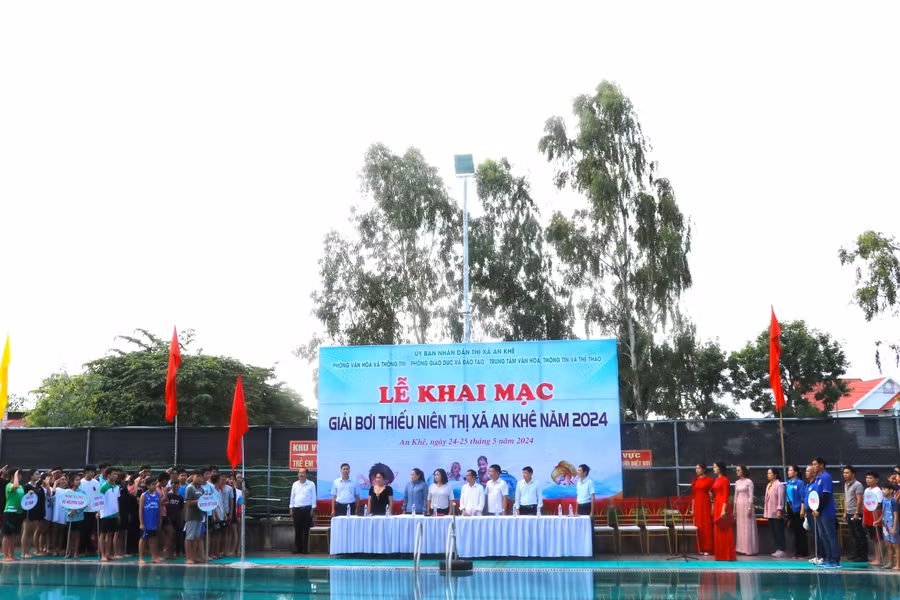 Quang cảnh khai mạc Giải bơi thiếu niên thị xã An Khê năm 2024. Ảnh: Ngọc Minh