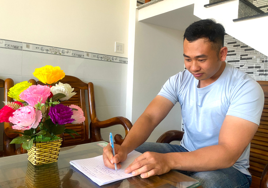 Dù thuộc diện tạm hoãn nghĩa vụ nhưng Từ Tấn Ngọc vẫn viết đơn tình nguyện nhập ngũ. Ảnh: Ngọc Minh Dù thuộc diện tạm hoãn nghĩa vụ nhưng Từ Tấn Ngọc vẫn viết đơn tình nguyện nhập ngũ. Ảnh: Ngọc Minh