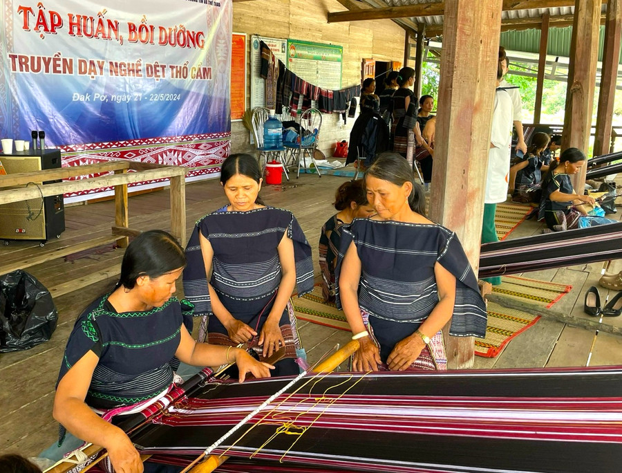 Tham gia lớp tập huấn, bồi dưỡng truyền dạy nghề dệt thổ cẩm có 35 học viên là hội viên, phụ nữ người Bahnar ở huyện Đak Pơ. Ảnh: An Phát Tham gia lớp tập huấn, bồi dưỡng truyền dạy nghề dệt thổ cẩm có 35 học viên là hội viên, phụ nữ người Bahnar ở huyện Đak Pơ. Ảnh: An Phát