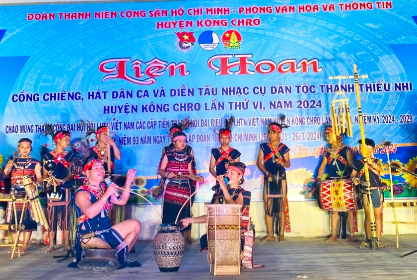 Anh Đinh Hốt (ngồi bên trái) biểu diễn hát dân ca tại Liên hoan cồng chiêng, hát dân ca và diễn tấu nhạc cụ dân tộc thanh-thiếu nhi huyện Kông Chro lần thứ VI năm 2024. Ảnh: Ngọc Minh