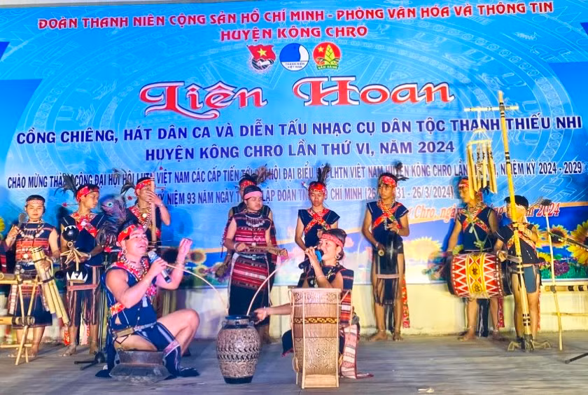 Anh Đinh Hốt (ngồi bên trái) biểu diễn hát dân ca tại Liên hoan cồng chiêng, hát dân ca và diễn tấu nhạc cụ dân tộc thanh-thiếu nhi huyện Kông Chro lần thứ VI năm 2024. Ảnh: Ngọc Minh