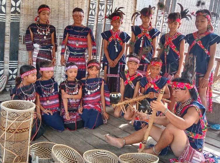 Không chỉ đan lát giỏi, anh Đinh Hốt còn biết sử dụng nhiều nhạc cụ truyền thống. Ảnh: Ngọc Minh