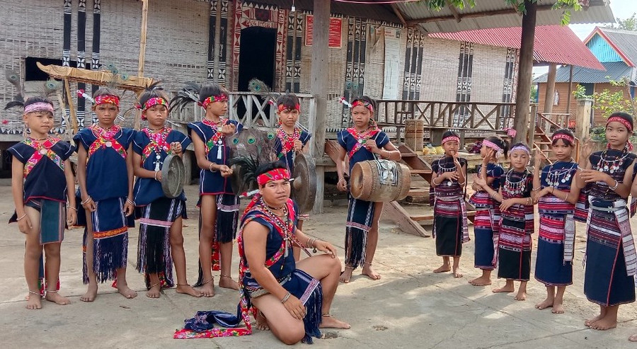 Dưới sự hướng dẫn, chỉ bảo của anh Đinh Hốt, nhiều thanh-thiếu niên làng Tpôn biết diễn tấu cồng chiêng. Ảnh: Ngọc Minh