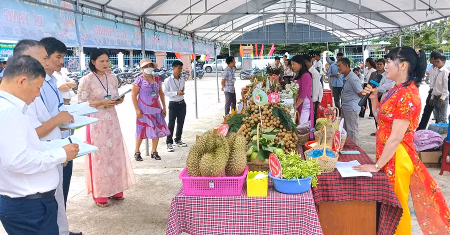 Mỗi Hội Nông dân xã, thị trấn đem đến hội thi một nhóm sản phẩm và phải thuyết trình về sản phẩm của đội mình. Ảnh: Ngô Chiến