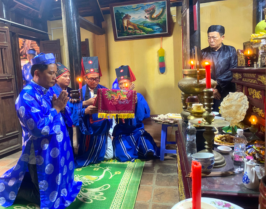 Tại nhà tiền nhơn-nơi thờ các vị tiền hiền, Ban nghi lễ đình An Khê tế lễ với các bước đọc văn tế, dâng hương, dâng đèn, trà, quả thể hiện lòng tôn kính, biết ơn các bậc tiền nhân có công lao xây dựng làng xã, đồng thời thể hiện nếp sống văn hóa tín ngưỡng trong cộng đồng và thờ cúng ông bà của người Việt ở vùng đất An Khê. Ông Trần Ngọc Vũ Tùng-Phó Bí thư Đảng ủy, Chủ tịch UBND phường An Phú đại diện lãnh đạo phường An Phú và phường Tây Sơn (An Khê đình và An Khê trường nằm giáp ranh giữa 2 phường) phụng cúng. Ảnh: Ngọc Minh