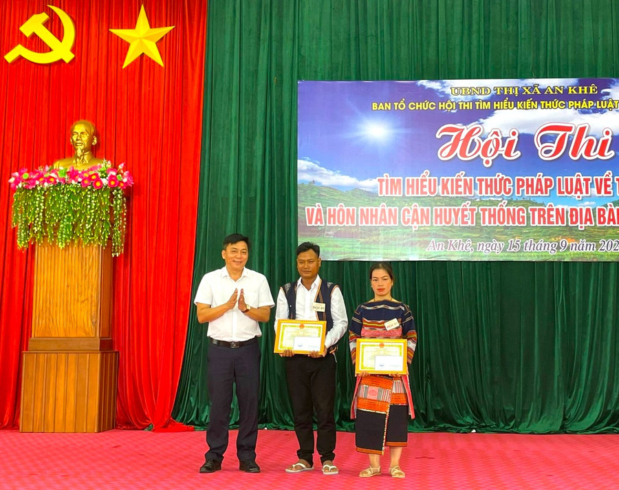 Ông Đặng Quốc Hoài Huy-Phó Chủ tịch UBND thị xã An Khê, Trưởng Ban tổ chức hội thi trao giấy khen, phần thưởng cho các đội đạt thành tích cao. Ảnh: Ngọc Minh Ông Đặng Quốc Hoài Huy-Phó Chủ tịch UBND thị xã An Khê, Trưởng Ban tổ chức hội thi trao giấy khen, phần thưởng cho các đội đạt thành tích cao. Ảnh: Ngọc Minh