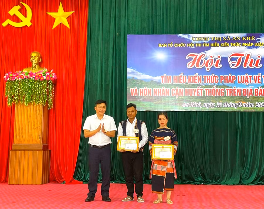 Ông Đặng Quốc Hoài Huy-Phó Chủ tịch UBND thị xã An Khê, Trưởng Ban tổ chức hội thi trao giấy khen, phần thưởng cho các đội đạt thành tích cao. Ảnh: Ngọc Minh Ông Đặng Quốc Hoài Huy-Phó Chủ tịch UBND thị xã An Khê, Trưởng Ban tổ chức hội thi trao giấy khen, phần thưởng cho các đội đạt thành tích cao. Ảnh: Ngọc Minh