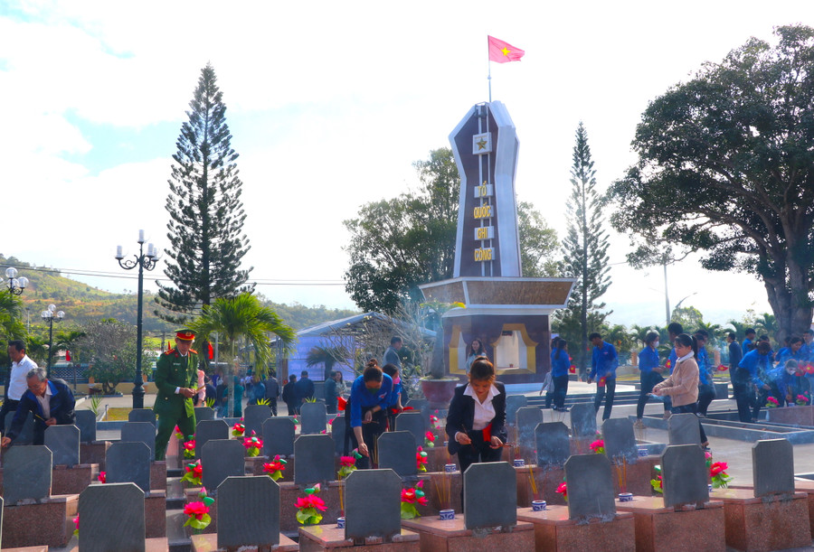Cán bộ, nhân dân, đoàn viên thanh niên huyện Kông Chro thắp hương các phần mộ liệt sĩ. Ảnh: Ngọc Minh