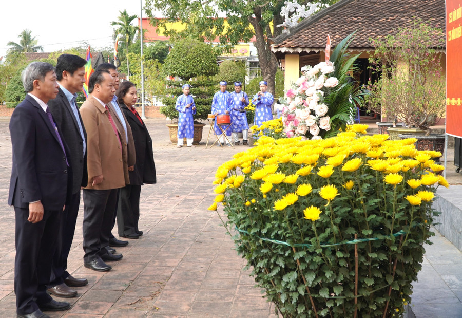 Các đồng chí lãnh đạo tỉnh Gia Lai dâng hoa dưới tượng đài Hoàng đế Quang Trung trong di tích An Khê Trường. Ảnh: Đức Thụy