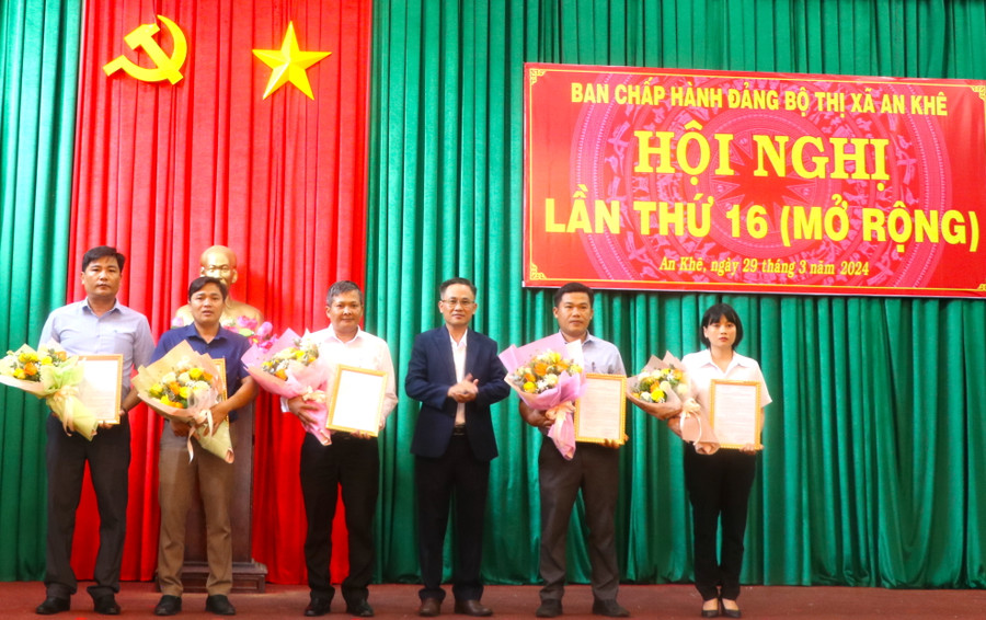 Đồng chí Nguyễn Xuân Phước (thứ 3 bên phải)-Tỉnh ủy viên, Bí thư Thị ủy An Khê trao quyết định của Ban Thường vụ Thị ủy An Khê luân chuyển chỉ định các cán bộ. Ảnh: Ngọc Minh Đồng chí Nguyễn Xuân Phước (thứ 3 bên phải)-Tỉnh ủy viên, Bí thư Thị ủy An Khê trao quyết định của Ban Thường vụ Thị ủy An Khê luân chuyển chỉ định các cán bộ. Ảnh: Ngọc Minh