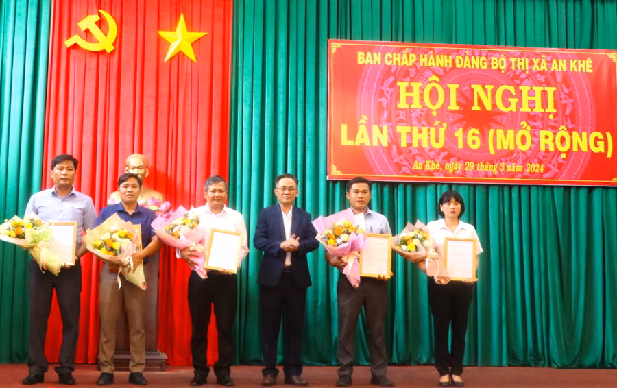 Đồng chí Nguyễn Xuân Phước (thứ 3 bên phải)-Tỉnh ủy viên, Bí thư Thị ủy An Khê trao quyết định của Ban Thường vụ Thị ủy An Khê luân chuyển chỉ định các cán bộ. Ảnh: Ngọc Minh