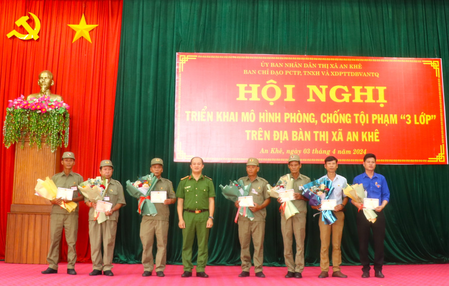 Trung tá Nguyễn Thành Huy (thứ 3 bên trái)-Trưởng Công an thị xã An Khê trao kỷ niệm chương bảo vệ an ninh tổ quốc của Bộ Công an cho các cá nhân. Ảnh: Ngọc Minh Trung tá Nguyễn Thành Huy (thứ 3 bên trái)-Trưởng Công an thị xã An Khê trao kỷ niệm chương bảo vệ an ninh tổ quốc của Bộ Công an cho các cá nhân. Ảnh: Ngọc Minh