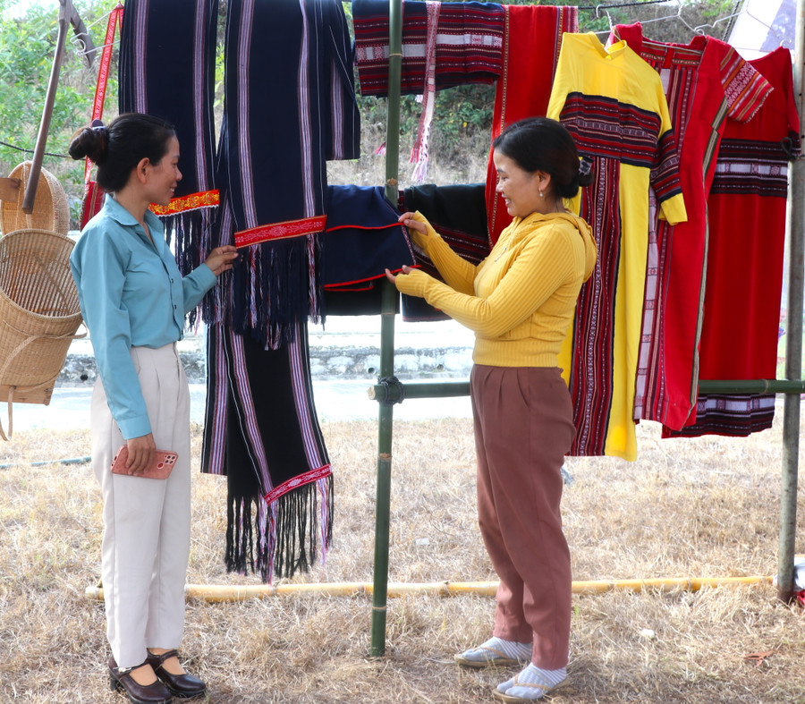 Hội viên phụ nữ làng Groi (xã Ya Hội, huyện Đak Pơ) trưng bày giới thiệu sản phẩm khăn, váy áo thổ cẩm. Ảnh: Ngọc Minh