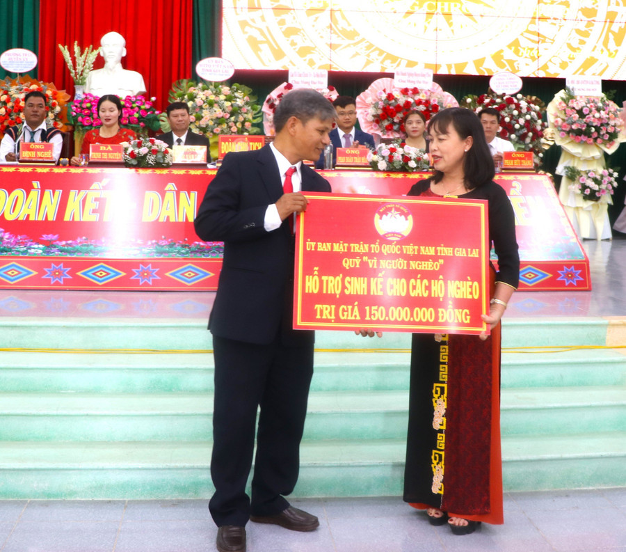 Ủy ban MTTQ Việt Nam tỉnh trích Quỹ “Vì người nghèo” 150 triệu đồng hỗ trợ Ủy ban MTTQ Việt Nam huyện Kông Chro để hỗ trợ sinh kế cho hộ nghèo trên địa bàn. Ảnh: Ngọc Minh Ủy ban MTTQ Việt Nam tỉnh trích Quỹ “Vì người nghèo” 150 triệu đồng hỗ trợ Ủy ban MTTQ Việt Nam huyện Kông Chro để hỗ trợ sinh kế cho hộ nghèo trên địa bàn. Ảnh: Ngọc Minh