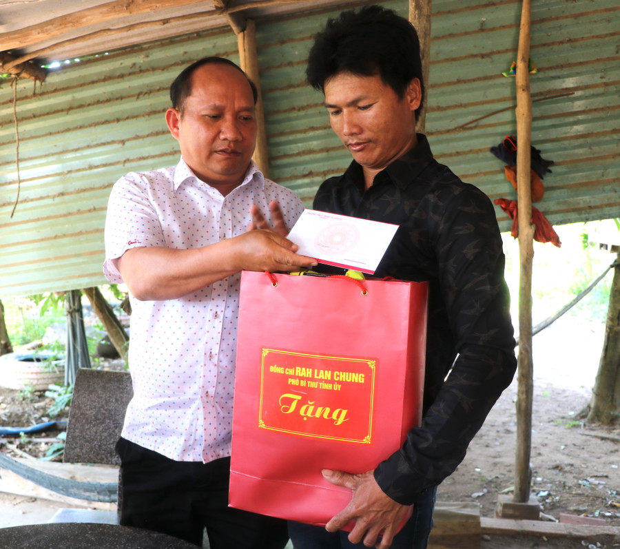 Phó Bí thư Tỉnh ủy Rah Lan Chung thăm hỏi, tặng quà cho gia đình anh Đinh Hmăm, làng Lợt, xã Đak Hlơ, huyện Kbang. Ảnh: Ngọc Minh Phó Bí thư Tỉnh ủy Rah Lan Chung thăm hỏi, tặng quà cho gia đình anh Đinh Hmăm, làng Lợt, xã Đak Hlơ, huyện Kbang. Ảnh: Ngọc Minh