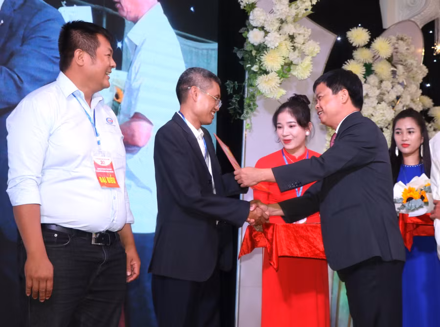 Ông Nguyễn Hữu Quế (bìa phải)-Tỉnh ủy viên, Phó Chủ tịch UBND tỉnh Gia Lai trao quyết định đầu tư cho nhà đầu tư. Ảnh: Ngọc Minh