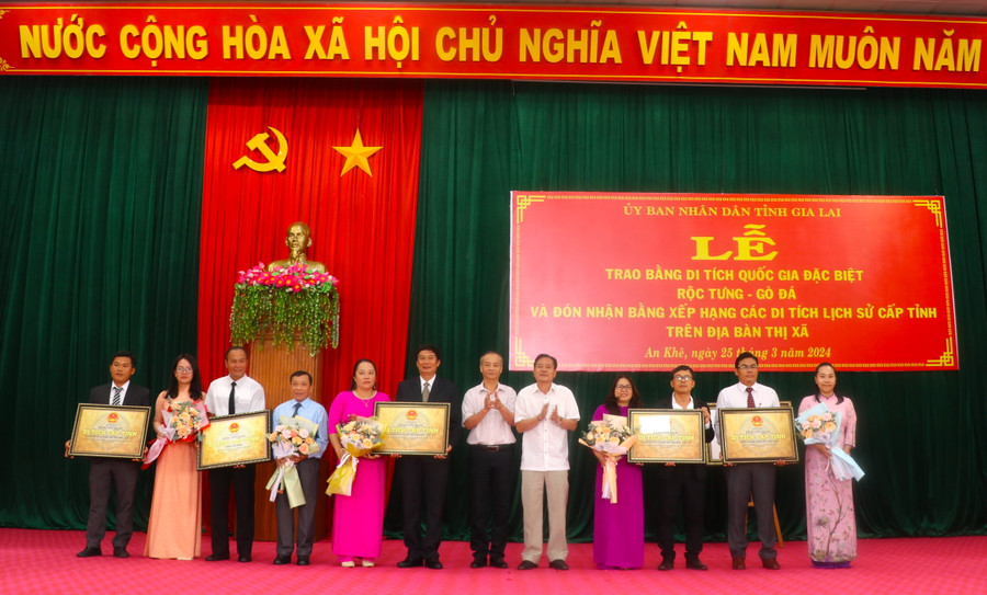Ông Trần Ngọc Nhung (thứ 5 bên phải)-Giám đốc Sở Văn hóa-Thể thao và Du lịch tỉnh và ông Nguyễn Hùng Vỹ (thứ 6 bên phải)-Phó Bí thư Thường trực Thị ủy, Chủ tịch HĐND thị xã An Khê tặng hoa, trao bằng xếp hạng di tích cấp tỉnh cho xã, phường có di tích được xếp hạng. Ảnh: Ngọc Minh Ông Trần Ngọc Nhung (thứ 5 bên phải)-Giám đốc Sở Văn hóa-Thể thao và Du lịch tỉnh và ông Nguyễn Hùng Vỹ (thứ 6 bên phải)-Phó Bí thư Thường trực Thị ủy, Chủ tịch HĐND thị xã An Khê tặng hoa, trao bằng xếp hạng di tích cấp tỉnh cho xã, phường có di tích được xếp hạng. Ảnh: Ngọc Minh