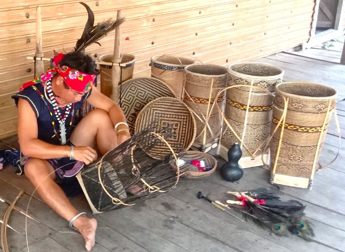 Hàng ngày, tranh thủ lúc nông nhàn, anh Đinh Hốt chăm chỉ, nghiên cứu đan những chiếc gùi, rổ nhiều hoa văn đẹp. Ảnh: Ngọc Minh