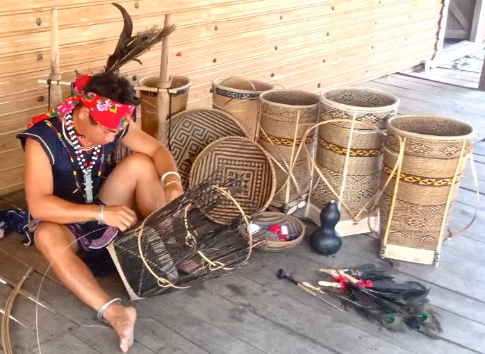 Hàng ngày, tranh thủ lúc nông nhàn, anh Đinh Hốt chăm chỉ, nghiên cứu đan những chiếc gùi, rổ nhiều hoa văn đẹp. Ảnh: Ngọc Minh