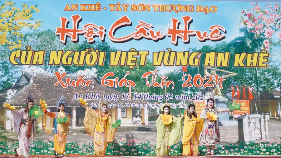 Tiết mục hát cầu Huê của do các nghệ nhân đoàn tuồng Nhơn Hưng (thị xã An Nhơn, tỉnh Bình Định) thực hiện. Ảnh: Đức Thụy